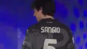 Sanremo 2024, Sangiovanni fa impazzire i tifosi del Milan: il gesto in conferenza – VIDEO