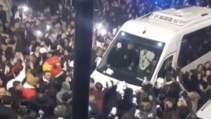 Geolier accolto come un eroe a Napoli. Poi fa infuriare così i tifosi della Juve – VIDEO