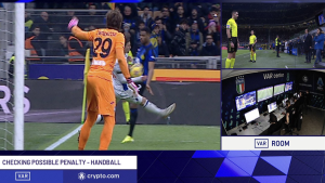 Inter Atalanta, piovono polemiche: il guardalinee alza la bandierina ma l’azione va avanti e l’arbitro fischia rigore – FOTO