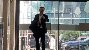 Furlani scherza con i giornalisti all’Assemblea di Lega: «Oggi le domande le faccio io». Il siparietto – VIDEO