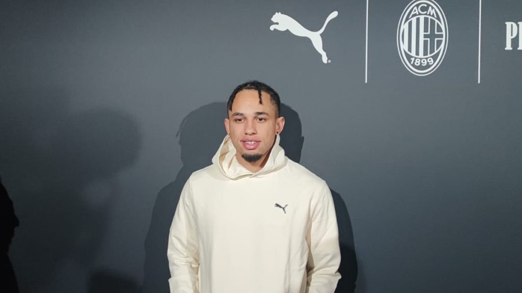 Quarta maglia Milan 2023/24, a Milano la preview del nuovo kit! Tanti rossoneri presenti all'evento, ecco chi c'è - FOTO 28 okafor