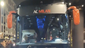 Milan Atalanta: l’arrivo dei pullman delle due squadre a San Siro – VIDEO