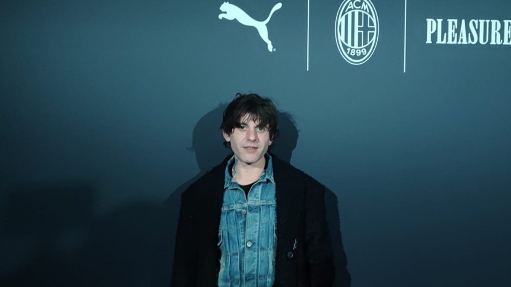 Quarta maglia Milan 2023/24, a Milano la preview del nuovo kit! Tanti rossoneri presenti all'evento, ecco chi c'è - FOTO 27 rkomi