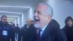 De Laurentiis su tutte le furie con le TV americane prima di Napoli Juve: «Andate via!». Poi nel post svela: «Non paleremo più con DAZN» – VIDEO