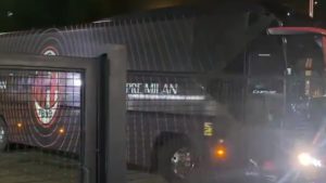 Lazio Milan: l’arrivo dei pullman delle due squadre all’Olimpico – VIDEO