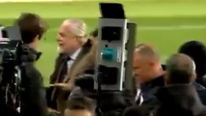 De Laurentiis perde la testa! Prima allontana Politano, poi aggredisce un cameraman a Barcellona – VIDEO