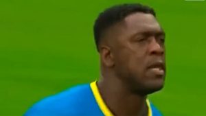Seedorf incanta e segna ancora: la magia dell’ex Milan in amichevole – VIDEO