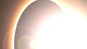 Milan sui social, l’eclissi solare si trasforma a tinte rossonere – VIDEO