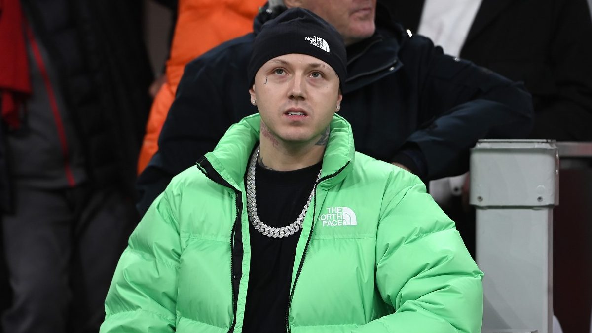 Lazza, scoppia la polemica per il suo coro contro i napoletani: il rapper chiarisce sui propri social 26 Lazza