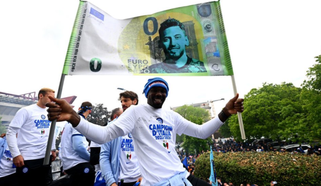 Thuram gode e punge il Milan: lo STRISCIONE durante i festeggiamenti su... Calhanoglu - FOTO 27 Thuram striscione