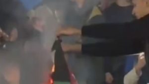 Milan Inter, i tifosi nerazzurri bruciano la maglia di Ibrahimovic durante i festeggiamenti – VIDEO