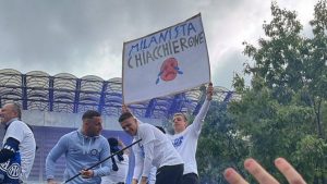 Frattesi espone il cartellone contro il Milan: tifosi rossoneri infuriati sui social – FOTO