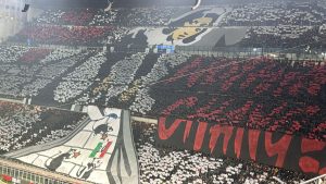Coreografia Milan Inter, il derby si infiamma sugli spalti: le FOTO da San Siro