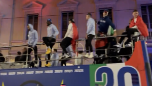 Pioli is on fire in Piazza Duomo: lo sfottò dei nerazzurri durante i festeggiamenti – VIDEO