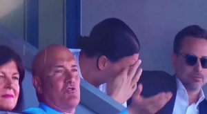 Sassuolo Milan, la REAZIONE di Ibrahimovic in tribuna dopo i due gol subiti – VIDEO