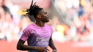 Leao continua a surfare: il messaggio dell’esterno rossonero sui social – FOTO