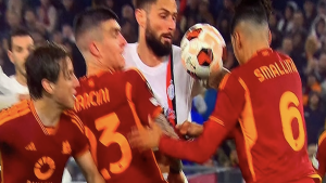 Giroud chiede un rigore in Roma Milan, Marciniak va al VAR e… fischia fallo al rossonero! FOTO