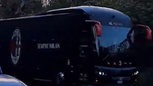 Juve Milan, il pullman dei rossoneri è arrivato allo Stadium: la super sfida si avvicina – VIDEO