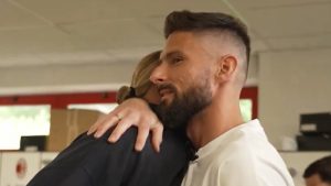 Addio Giroud Milan, il dietro le quinte del suo ULTIMO GIORNO a Milanello: che bell’abbraccio con Kjaer! – VIDEO
