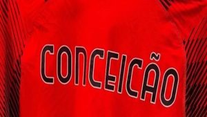 Conceicao Milan, l’allenatore è già a San Siro per Milan Cagliari! Il suo nome è sulla maglia di… Leao – FOTO