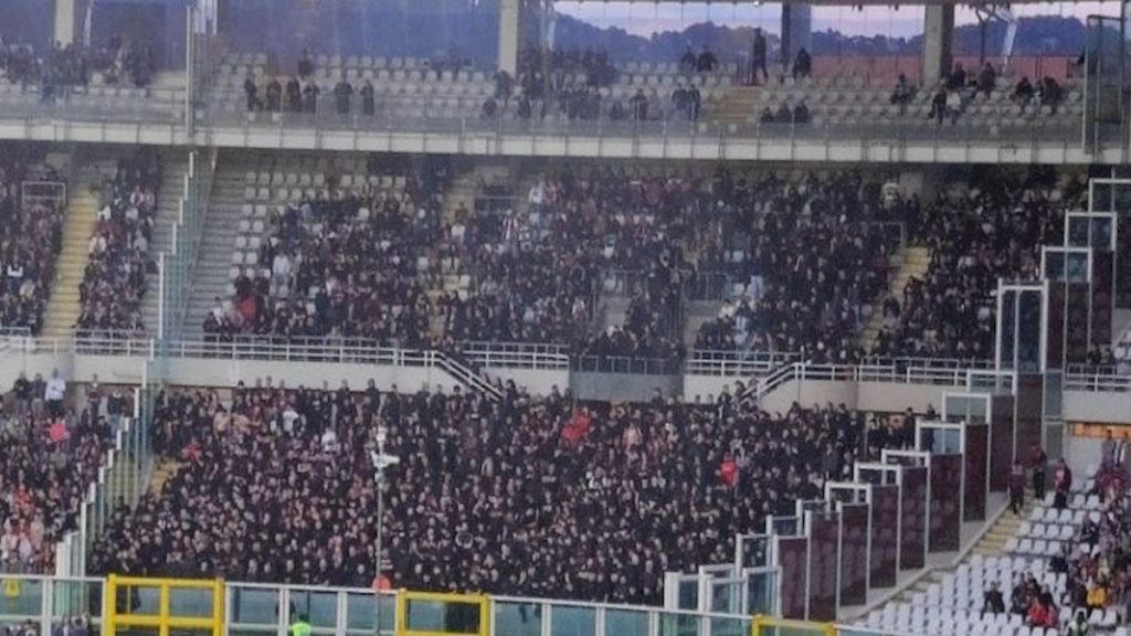 Contestazione Curva Sud in Torino Milan, continua la protesta: ecco cosa sta succedendo - FOTO 28 Curva Sud Milan Torino