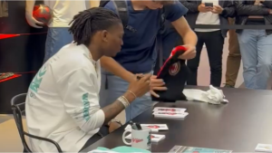 Meet & Greet Leao, il portoghese insieme ai tifosi a Casa Milan. Foto, autografi e l’incontro con i suoi baby fans – VIDEO e RACCONTO della giornata