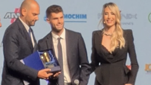 Premio Gentleman 2024, Pulisic premiato sul palco: «Grato di giocare al Milan, amo il club e la città. Kaká? Vi dico questo»