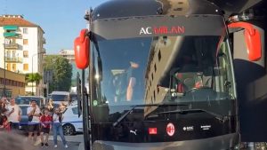 Milan Cagliari: l’arrivo dei pullman delle due squadre a San Siro – VIDEO