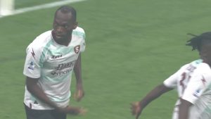 Gol Simy, al primo pallone toccato l’attaccante non sbaglia: si riapre Milan Salernitana – VIDEO