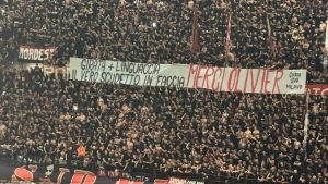 Striscione tifosi Milan per Giroud: «Uomo serio e di valori, hai onorato la nostra storia e i nostri colori» – FOTO