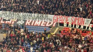 Striscione tifosi Milan per Kjaer: «Con impegno, sudore e serietà, hai difeso i colori di questa città» – FOTO