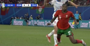 Simulazione Leao in Portogallo Repubblica Ceca, il rossonero ammonito da Guida: i social si infiammano – VIDEO
