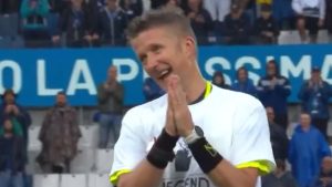 Orsato dà l’addio alla Serie A: l’omaggio ricevuto dall’arbitro in Atalanta Fiorentina – VIDEO