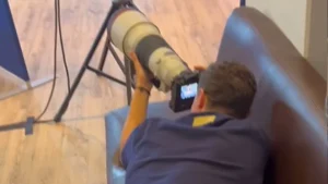 Giroud e il SIPARIETTO con Pavard: l’ex Milan ‘paparazzato’ in conferenza dal nerazzurro – VIDEO