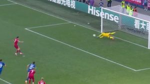Maignan IPNOTIZZA Lewandowski su rigore… ma il VAR ferma tutto! Cos’è successo – VIDEO