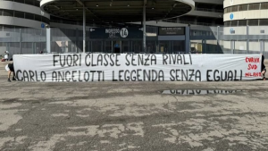 Ancelotti omaggiato dalla Curva Sud del Milan: «Fuoriclasse senza rivali, leggenda senza eguali» – FOTO