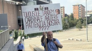 Cardinale preso di mira da un tifoso prima della conferenza di Fonseca: lo STRISCIONE a Casa Milan – FOTO
