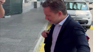 MN24 – Tournée Milan, ARRIVATO anche Furlani a Malpensa: l’amministratore delegato rossonero partirà insieme alla squadra per gli USA – VIDEO