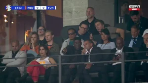 Olanda Turchia, Reijnders osservato anche da… Seedorf! La leggenda del Milan è in tribuna a Berlino – FOTO