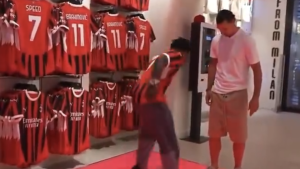 Ibrahimovic ospita lo streamer Speed a San Siro e lo sfida COSÌ: poi quella battuta sul nuovo attaccante del Milan – VIDEO