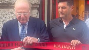MN24 – Inaugurazione Milan Store, il TAGLIO del nastro di Scaroni nella nuova sede a Milano – VIDEO