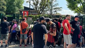 Ritiro Milan 2024/2025: ENTUSIASMO crescente fuori da Milanello! C’è attesa per l’inizio dell’allenamento – FOTO
