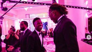 Leao con… Vinicius! Lo scatto è VIRALE, ma nessun INDIZIO di mercato: vacanze in Brasile per il numero 10 del Milan – FOTO