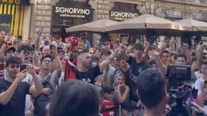 MN24 – Morata Milan: tifosi in DELIRIO in attesa dell’arrivo dello spagnolo allo store di via Dante – VIDEO