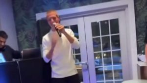 Camarda SHOW in America: CANTA in ritiro davanti ai compagni. E Leao IRONIZZA – VIDEO