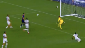 Doppietta Lewandowski, il Barcellona pareggia contro il Milan: pasticcia ancora la difesa – VIDEO