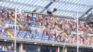 Duplantis FENOMENALE: il TIFOSO del Milan batte il RECORD del Mondo nel salto con l’asta! VIDEO