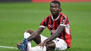 Leao il PEGGIORE in campo: «Dovrebbe trascinare il Milan invece ciondola». VOTO bassissimo