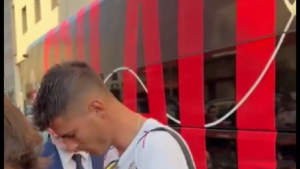 MN24 – Morata accontenta i tifosi del Milan fuori dall’hotel: autografi e selfie prima della sfida col Monza – VIDEO