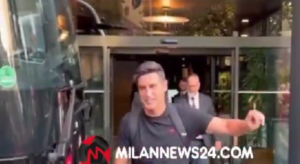 Milan Monza Trofeo Berlusconi, il pullman dei rossoneri è a San Siro: la DECISIONE su Kalulu, SORPRESA Emerson Royal – VIDEO
